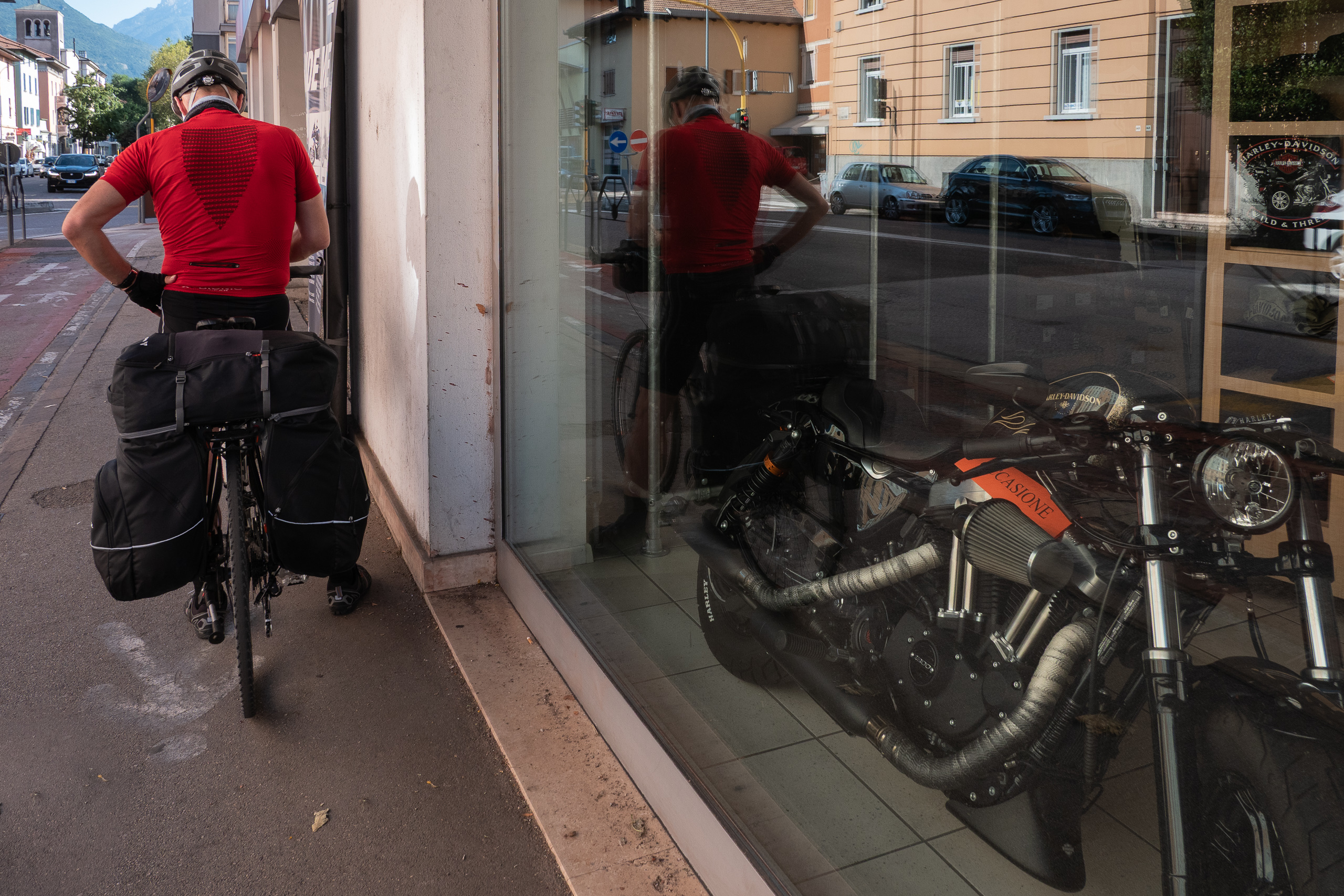 Vor dem Harley-Davidson-Schaufenster – gespiegelt in der Scheibe